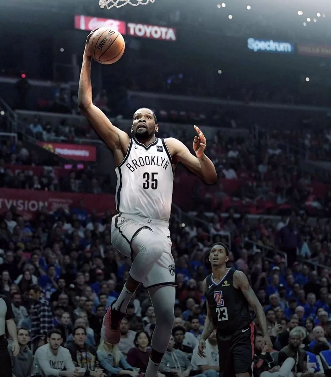 詹姆斯关键三分绝杀比赛（詹姆斯压哨三分定胜负）